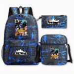 Photo d'un ensemble de sac à dos Fortnite. Qui comporte un sac à dos ayant des motifs abstraits noir et bleu, une image de personnages du jeu vidéo, sur sa pochette avant le logo Fortnite en noir et blanc. Puis une trousse ayant le même design ainsi que le même logo. Le sac à bandoulière contient la même image du sac ainsi que le même design. Le tout sur fond gris clair.