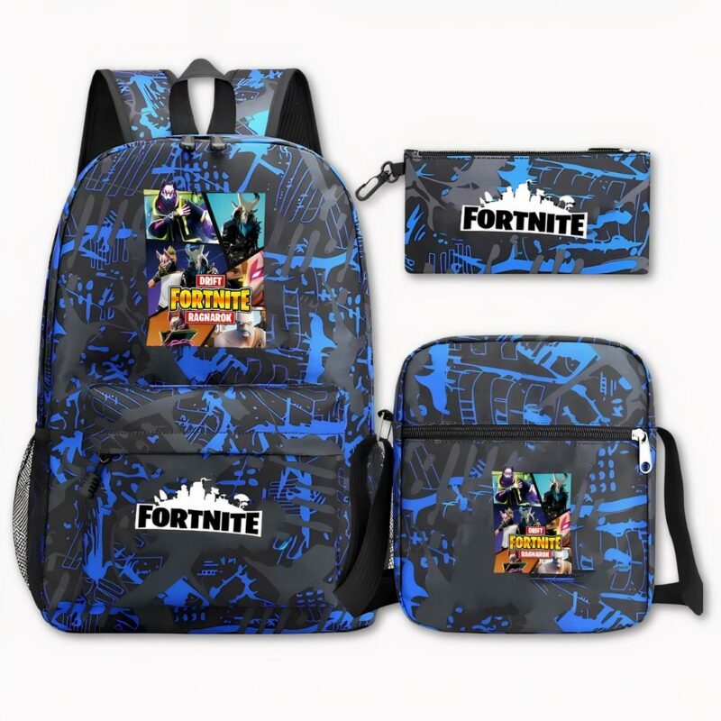 Photo d'un ensemble de sac à dos Fortnite. Qui comporte un sac à dos ayant des motifs abstraits noir et bleu, une image de personnages du jeu vidéo, sur sa pochette avant le logo Fortnite en noir et blanc. Puis une trousse ayant le même design ainsi que le même logo. Le sac à bandoulière contient la même image du sac ainsi que le même design. Le tout sur fond gris clair.