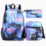 Photo d'un sac à dos Fortnite, ayant comme design le thème de la galaxie rose, violet et bleu. Avec comme fond l'espace avec des étoiles. Comme motifs à l'avant du sac, il y a six personnages comme des ombres blanches faisant chacun une danse différente avec écrit Fortnite en blanc au-dessus. À droite de l'image, il y a une trousse ayant le même design, mais comme motif le logo Fortnite écrit en noir. Le sac à bandoulière est du même design et motif que le sac à dos. Le tout sur fond gris clair.