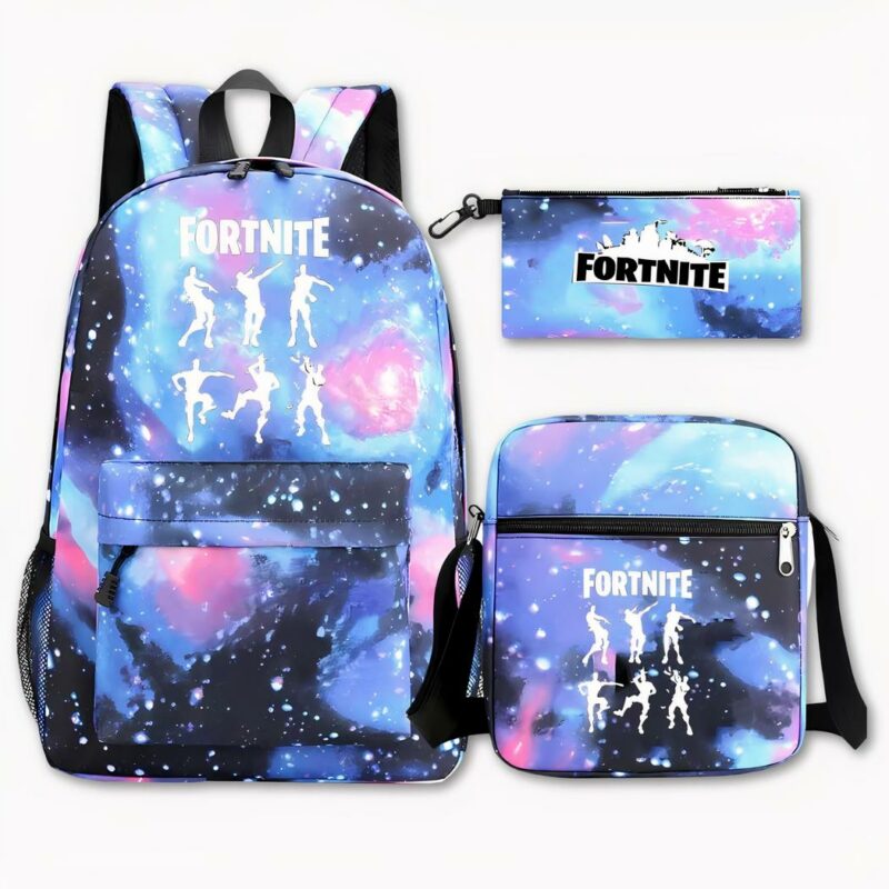Photo d'un sac à dos Fortnite, ayant comme design le thème de la galaxie rose, violet et bleu. Avec comme fond l'espace avec des étoiles. Comme motifs à l'avant du sac, il y a six personnages comme des ombres blanches faisant chacun une danse différente avec écrit Fortnite en blanc au-dessus. À droite de l'image, il y a une trousse ayant le même design, mais comme motif le logo Fortnite écrit en noir. Le sac à bandoulière est du même design et motif que le sac à dos. Le tout sur fond gris clair.