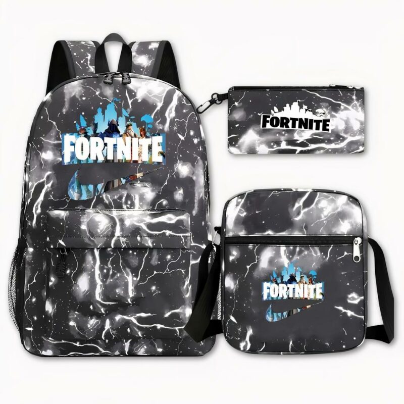 Photo d'un sac à dos Fortnite. Son design est un thème électrique de couleurs gris et noir. Sur le sac à dos situé à gauche de l'image, il y a un motif écrit Fortnite en blanc avec des personnages à l'arrière, en dessous, on aperçoit le signe de la marque Nique ayant le même fond que l'image des personnages. Sur la droite de l'image, il y a une trousse du même design, mais avec un logo écrit Fortnite en noir, et en bas à droite de l'image un sac à bandoulière ayant le même design et logos que le sac à dos. Le fond de l'image est gris clair.