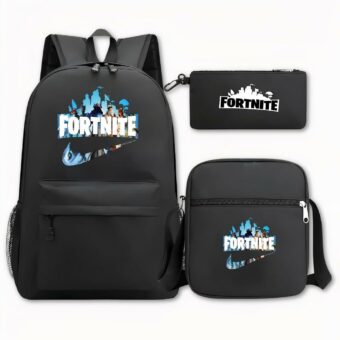 Photo d'un sac à dos Fortnite. Il est de couleur noire, le sac à dos à gauche de l'image a comme motif à l'avant, écrit Fortnite en blanc, en arrière-plan, il y a une image de plusieurs personnages, puis en dessous le signe de la marque Nike avec en fond la même image. À droite de la photo en haut, on retrouve une trousse avec un logo écrit Fortnite en noir. En bas à droite, il y a un sac en bandoulière avec les mêmes motifs que le sac à dos. Le fond de l'image est gris clair.