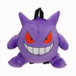 Photo d'un sac à dos Pokémon, Le Pokémon se nomme Ectoplasma, il est violet avec des yeux rouges malicieux, avec un sourire qui parait méchant. Son corps est rond avec quatre pattes et deux cornes sur sa tête. On aperçoit derrière lui les bretelles noires et une poignée noire au-dessus de sa tête. Le tout sur un fond gris clair.