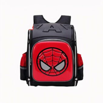 Photo d'un sac à dos Spiderman. Il est noir et rouge. Sur la pochette avant, il y a le visage de Spiderman en rond. Sur le dessus, il y a en relief la lettre A. En haut à gauche de l'image, il y a le logo Disney et Marvel. Le fond de la photo est blanc.