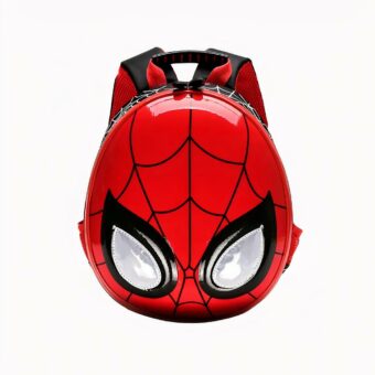 Photo d'un sac Spiderman, il est rouge et noir, et représente son visage avec des toiles d'araignée. Sa forme ressemble à un œuf, l'avant du sac est brillant, ses yeux sont blancs avec un contour noir. Il y a le logo Marvel en rouge en haut à gauche de l'image. Le fond de la photo est blanc.