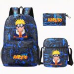 Sac à dos bleu et noir avec la tête de Naruto sur le haut du sac. L'inscription Naruto sur la poche avant dans les tons orangés. A droite, un sac à bandoulière et une trousse assortis.
