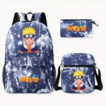 Photo d'un sac à dos Naruto, avec comme motifs des éclairs blancs au fond bleu. Sur le haut du sac, il y a en design Naruto, avec un bandeau bleu et une plaque grise, il est habillé avec un manteau orange, bleu et beige. À la droite de la photo, il y a un sac en bandoulière et une trousse du même design que le sac.