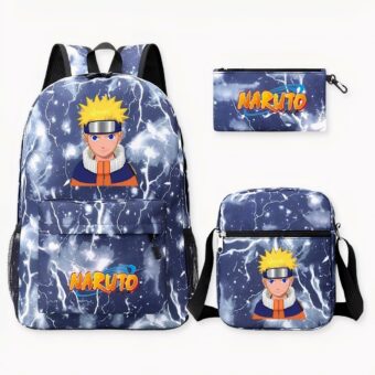 Photo d'un sac à dos Naruto, avec comme motifs des éclairs blancs au fond bleu. Sur le haut du sac, il y a en design Naruto, avec un bandeau bleu et une plaque grise, il est habillé avec un manteau orange, bleu et beige. À la droite de la photo, il y a un sac en bandoulière et une trousse du même design que le sac.