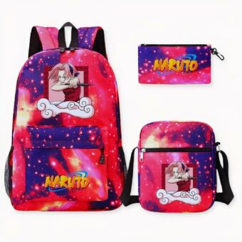 Ensemble de trois pièces Naruto dans les tons violet et rose : un sac à dos à gauche avec une poche avant et des motifs Naruto, une trousse en haut à droite et un sac à bandoulière en bas à droite. Le tout assorti.