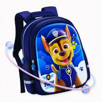 Image avec un fond blanc, dessus il y a deux sacs à dos, de la serieu Pat Patrouille, à gauche un sac bleu avec le chien Chase qui est habillé en policier, le fond de l'image est blanc en forme de nuages, le chien est souriant et de couleur marron clair et foncé.