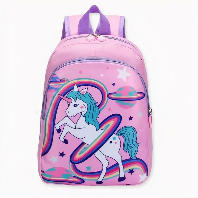 Photo de quatre sacs, avec les motifs identiques d'une licorne blanche, et bleue à la crinière et à la queue, entourée par un arc-en-ciel et des étoiles. Autour de cette licorne, il y a trois planètes avec anneaux, de couleur arc-en-ciel.