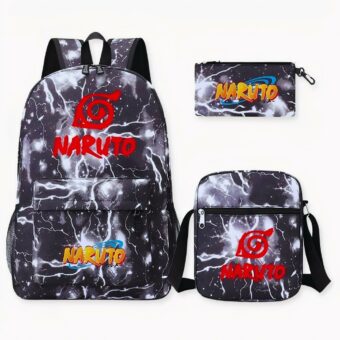 Photo d'un sac à dos Naruto, ayant comme couleurs principales le noir et blanc. On y voit le signe que Naruto porte sue son bandeau en grand sur l'avant du sac, en rouge. Il y a sur la droite de l'image, un sac bandoulière et une trousse, les deux sont des mêmes motifs que le sac à dos.