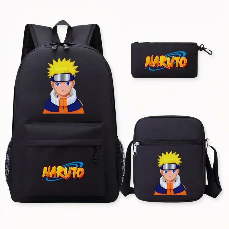 Photo d'un sac à dos Naruto, ayant comme couleurs principales le noir. On y voit le visage de Naruto en grand sur l'avant du sac, il est habillé de son manteau bleu, orange et beige, il porte un bandeau bleu avec une plaque grise. Ses cheveux sont jaunes en pics. Il y a sur la droite de l'image, un sac bandoulière et une trousse, les deux sont des mêmes motifs que le sac à dos.