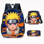 Photo d'un sac à dos Naruto, ayant comme couleurs principales le noir, bleu et orange. On y voit le visage de Naruto en grand sur l'avant du sac, il est habillé de son manteau bleu, orange et beige, il porte un bandeau bleu avec une plaque grise. Ses cheveux sont jaunes en pics. Il y a sur la droite de l'image, un sac bandoulière et une trousse, les deux sont des mêmes motifs que le sac à dos. Le fond de l'image est blanc.