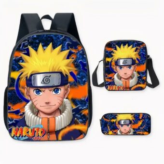 Photo d'un sac à dos Naruto, ayant comme couleurs principales le noir, bleu et orange. On y voit le visage de Naruto en grand sur l'avant du sac, il est habillé de son manteau bleu, orange et beige, il porte un bandeau bleu avec une plaque grise. Ses cheveux sont jaunes en pics. Il y a sur la droite de l'image, un sac bandoulière et une trousse, les deux sont des mêmes motifs que le sac à dos. Le fond de l'image est blanc.