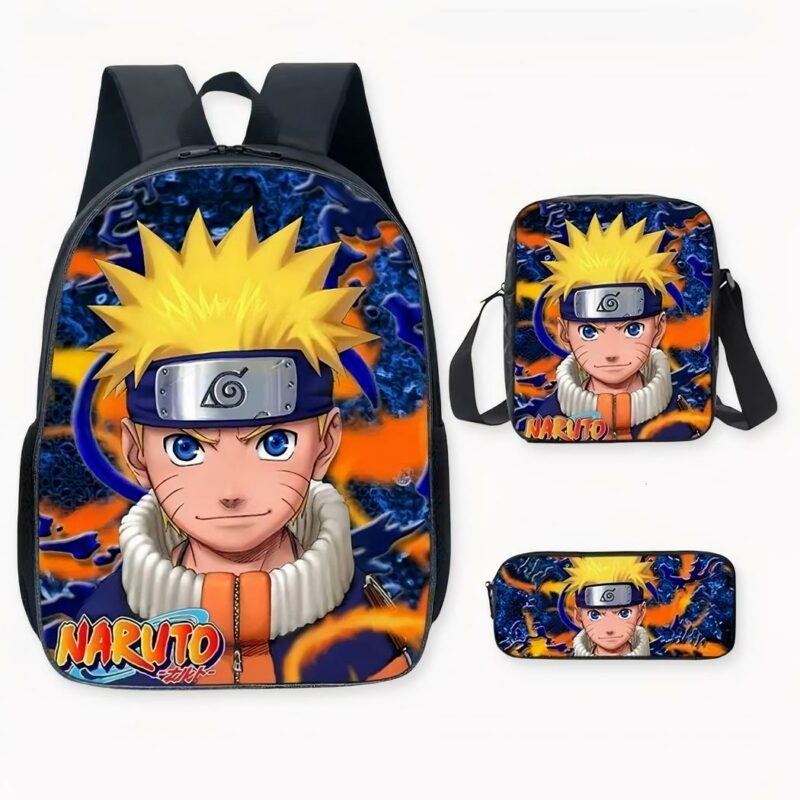 Photo d'un sac à dos Naruto, ayant comme couleurs principales le noir, bleu et orange. On y voit le visage de Naruto en grand sur l'avant du sac, il est habillé de son manteau bleu, orange et beige, il porte un bandeau bleu avec une plaque grise. Ses cheveux sont jaunes en pics. Il y a sur la droite de l'image, un sac bandoulière et une trousse, les deux sont des mêmes motifs que le sac à dos. Le fond de l'image est blanc.