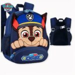 Image de deux sacs à dos Pat'Patrouille, celui de gauche est bleu foncé avec le visage du personnage Chase le chien policier, il a comme accessoire une casquette bleu de police. A droite on voit l'image du dos du cartable.