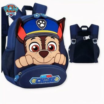 Image de deux sacs à dos Pat'Patrouille, celui de gauche est bleu foncé avec le visage du personnage Chase le chien policier, il a comme accessoire une casquette bleu de police. A droite on voit l'image du dos du cartable.