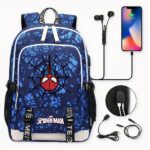 Découvrez ce modèle de sac à dos Spiderman avec chargeur, idéal pour les enfants dès 6 ans. Il pourra contenir parfaitement ses affaires. De plus, il permet de recharger des appareils électroniques compatibles. Parfait pour ceux qui souhaitent l'utiliser pour l'école ou les trajets en voiture si vous partez en vacances.