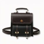 Sac à dos cartable noir pour femme avec un motif d'abeille sur le devant, sur fond gris clair