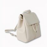 Sac à dos cartable blanc type baluchon, sur fond gris clair
