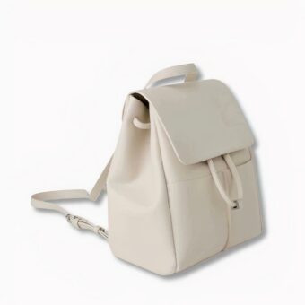 Sac à dos cartable blanc type baluchon, sur fond gris clair