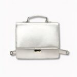 Sac à dos cartable type mallette de couleur blanc argenté, pour femme, sur fond gris clair