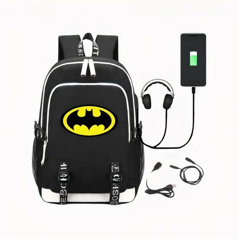 Sac à dos connecté noir avec le logo de chauve souris de batman, avec un smartphone branché, un casque et 2 câbles, sur fond blanc