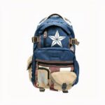 Sac à dos en nylon bleu et beige avec une étoile d'avengers sur le devant et des petites poches, sur fond blanc