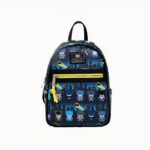 Petit sac à dos Batman pour enfant avec des petits personnages Batman et une fermeture éclair jaune sur le devant, d'une hauteur de 27 cm, sur fond blanc