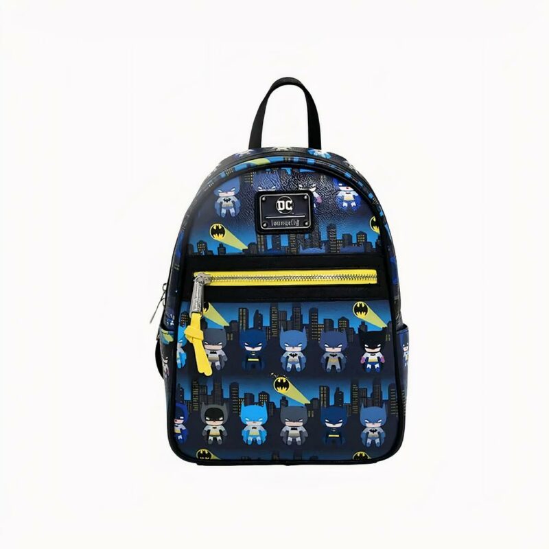 Petit sac à dos Batman pour enfant avec des petits personnages Batman et une fermeture éclair jaune sur le devant, d'une hauteur de 27 cm, sur fond blanc