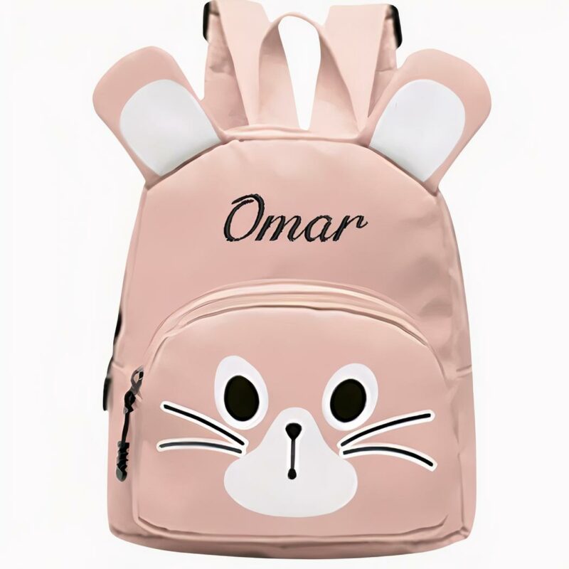 Sac à dos rose pour enfant avec des oreilles de lapin, personnalisé au prénom de Omar, sur fond gris clair