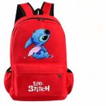 Sac à dos rouge pour enfant avec le personnage Stitch sur le devant et écrit Lilo et Stitch sur la poche avant.