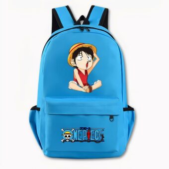 Photo d'un sac à dos One Piece bleu clair. Le sac à dos dispose d'un motif à l'avant du personnage Luffy version manga, il est assis avec un t-shirt rouge et il tient son chapeau avec sa main gauche, et il ouvre sa bouche en grand. Sur la poche avant, il y a le logo One Piece avec un motif de tête de mort à chapeau et l'écriture en bleu. Le sac dispose également de poches latérales. Le fond de l'image est gris clair.