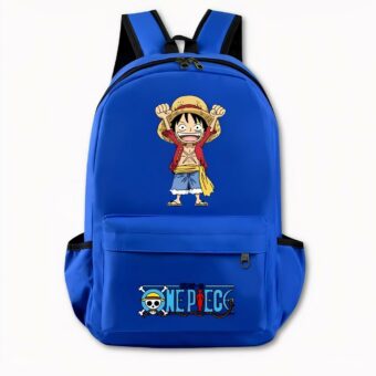Photo d'un sac à dos One Piece bleu foncé. Le sac à dos dispose d'un motif à l'avant du personnage Luffy version manga, il est debout avec un t-shirt rouge et un short en jean. Il lève ses deux mains vers le haut, et son visage à l'air heureux. Sur la poche avant, il y a le logo One Piece avec un motif de tête de mort à chapeau et l'écriture en bleu. Le sac dispose également de poches latérales. Le fond de l'image est gris clair.