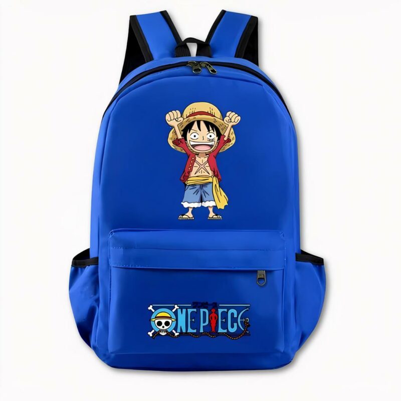 Photo d'un sac à dos One Piece bleu foncé. Le sac à dos dispose d'un motif à l'avant du personnage Luffy version manga, il est debout avec un t-shirt rouge et un short en jean. Il lève ses deux mains vers le haut, et son visage à l'air heureux. Sur la poche avant, il y a le logo One Piece avec un motif de tête de mort à chapeau et l'écriture en bleu. Le sac dispose également de poches latérales. Le fond de l'image est gris clair.