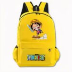 Photo d'un sac à dos One Piece jaune. Le sac à dos dispose d'un motif à l'avant du personnage Luffy version manga avec un chapeau sur la tête, il est debout avec un t-shirt rouge et un short en jean. Il surf sur un carton au dessus des nuages, et tient dans sa main droite une règle. Sur la poche avant, il y a le logo One Piece avec un motif de tête de mort à chapeau et l'écriture en bleu. Le sac dispose également de poches latérales. Le fond de l'image est gris clair.