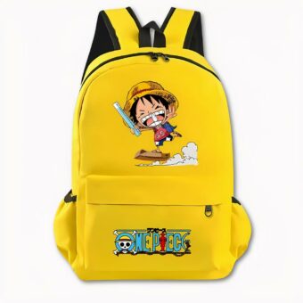 Photo d'un sac à dos One Piece jaune. Le sac à dos dispose d'un motif à l'avant du personnage Luffy version manga avec un chapeau sur la tête, il est debout avec un t-shirt rouge et un short en jean. Il surf sur un carton au dessus des nuages, et tient dans sa main droite une règle. Sur la poche avant, il y a le logo One Piece avec un motif de tête de mort à chapeau et l'écriture en bleu. Le sac dispose également de poches latérales. Le fond de l'image est gris clair.