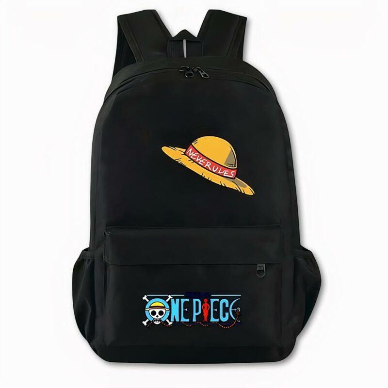 Photo d'un sac à dos noir, avec comme motif à l'avant un chapeau de paille entouré d'un ruban rouge. Sur la poche avant, il y a comme design le logo écrit One Piece en bleu avec une tête de mort à gauche. Le sac dispose également de deux poches latérales. Le fond de l'image est gris clair.