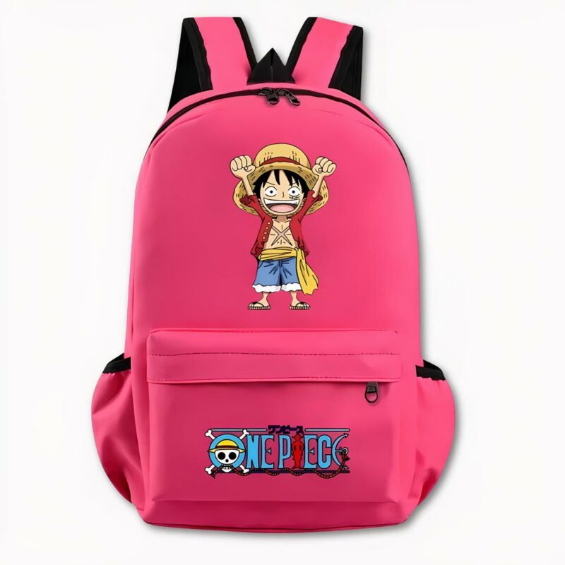 Photo d'un sac à dos One Piece rose. Le sac à dos dispose d'un motif à l'avant du personnage Luffy version manga. Il porte un chapeau de paille entouré d'un ruban rouge. Il est debout avec un t-shirt rouge et un short en jean. Il lève ses deux mains vers le haut, et son visage à l'air heureux. Sur la poche avant, il y a le logo One Piece avec un motif de tête de mort à chapeau et l'écriture en bleu. Le sac dispose également de poches latérales. Le fond de l'image est gris clair.