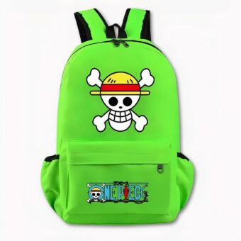 Photo d'un sac à dos vert. Sur l'avant du sac, on y voit un motif de tête de mort blanche avec un chapeau de paille et un bandeau rouge autour. Sur la pochette avant, il y a le logo écrit One Piece avec nue tête de mort sur la gauche, l'écriture est bleue. Il y a également deux poches latérales. Le fond de l'image est gris clair.