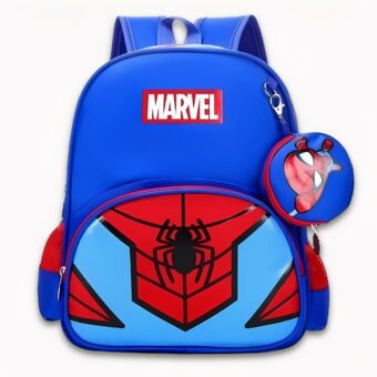 Photo d'un sac à dos Spiderman bleu foncé, bleu clair et rouge. Il a d'accroché sur la fermeture éclair un petit porte-monnaie rond avec le personnage Spidey dessus. Sur l'avant du sac, il y a le logo Marvel blanc et rouge. La pochette avant est au motif d'une araignée noir. Le fond de l'image est gris clair.