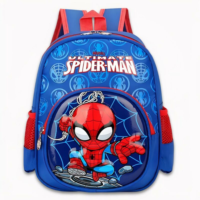 Photo d'un sac à dos bleu et rouge. À l'avant du sac, il y a le logo Spiderman avec écrit ultimate et Marvel en blanc et rouge. Sur la pochette avant, il y a comme personnage Spidey qui se tient à des toiles d'araignée. Le fond de l'image est gris clair.