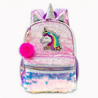 Photo d'un sac à dos licorne avec un porte-clé en pompon rose. Sur l'avant du sac, il y a comme motif une licorne blanche avec une crinière arc-en-ciel. Le sac est rose aurora avec des sequins de petites tailles en haut et de grande taille en bas. Il y a une poche à l'avant et sur le dessus une corne et deux oreilles. Le fond de l'image est gris clair.