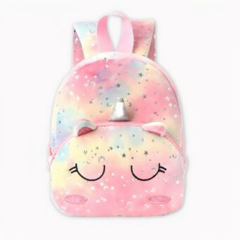 Sac à dos licorne de couleurs pastel, rose, jaune et bleu. Les yeux de la licorne sont placés sur la pochette avant du sac, elle ferme ses yeux, au-dessus, il y a ses oreilles et sa corne argentée. La matière du sac est en peluche, et il y a des étoiles argentées partout. Le fond de l'image est gris clair.