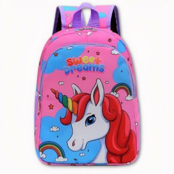 Photo d'un sac à dos licorne. Il est rose, avec des nuages bleus, des arcs-en-ciel, des étoiles et petits nuages. La licorne est blanche avec une corne de couleurs arc-en-ciel et une crinière rouge. Il y a d'écrit au-dessus d'elle Sweet dreams en multicouleurs.