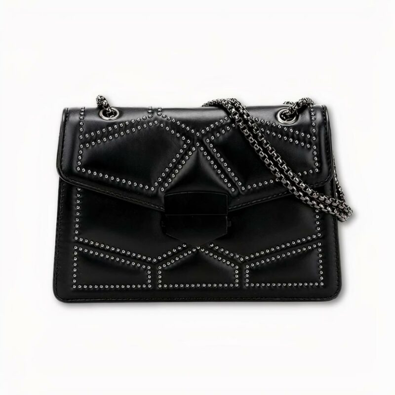 Sacoche à bandoulière pour femme, ayant comme design un style perlé géométrique. La sacoche est noire en similicuir, avec une sangle en chaine. La sacoche se ferme avec un rabat. Le fond de l'image est gris clair.