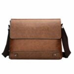 Cartable bandoulière marron avec rabat en simili cuir, sur fond gris clair