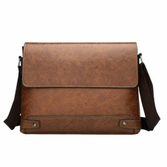 Cartable bandoulière marron avec rabat en simili cuir, sur fond gris clair