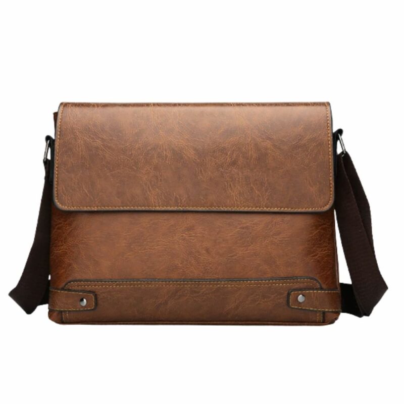 Cartable bandoulière marron avec rabat en simili cuir, sur fond gris clair